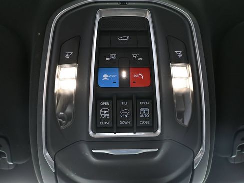 Used 2022 Jeep Wagoneer Series III w/ Premium Group I AWD/4WD image 29
