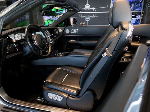 Used 2017 Rolls-Royce Dawn image 41