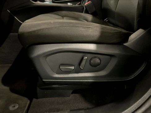 Used 2023 Ford Explorer XLT AWD/4WD image 37