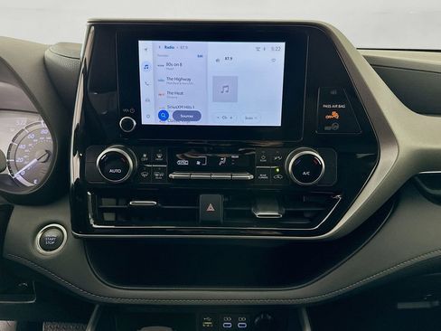 Certified 2025 Toyota Highlander LE FWD image 14