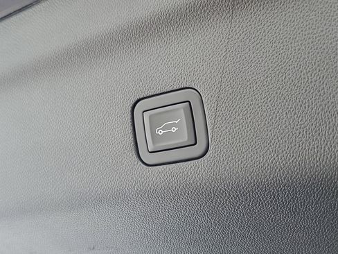 Used 2025 GMC Yukon Denali AWD/4WD image 12