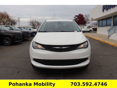 Used 2020 Chrysler Voyager L image 4