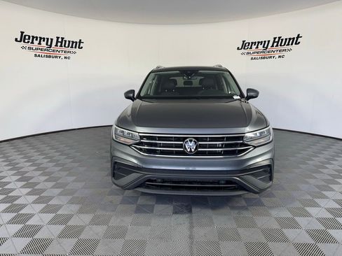 Used 2023 Volkswagen Tiguan SE w/ Panoramic Sunroof Package image 7