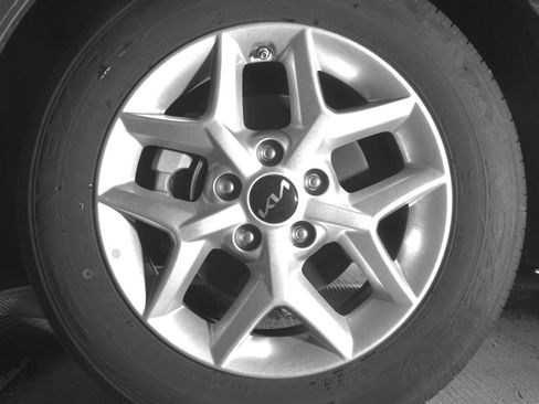 Used 2025 Kia Soul LX w/ LX Technology Package FWD image 12