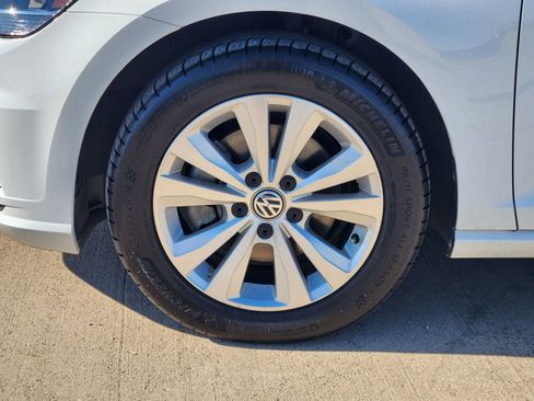 Used 2021 Volkswagen Golf 4-Door image 11