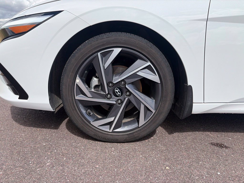 Certified 2025 Hyundai Elantra Limited FWD image 38
