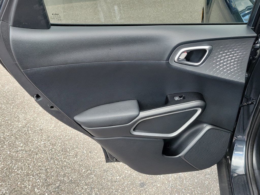 Used 2025 Kia Soul LX w/ LX Technology Package FWD image 9