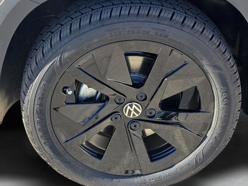 New 2026 Volkswagen Taos SE image 8