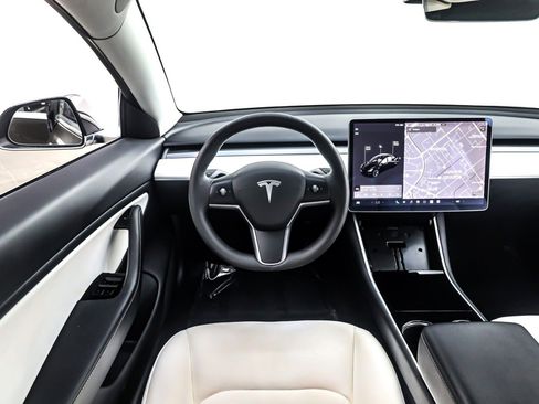 Used 2020 Tesla Model 3 Standard Range Plus image 4