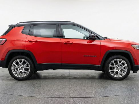 Used 2025 Jeep Compass Limited image 11
