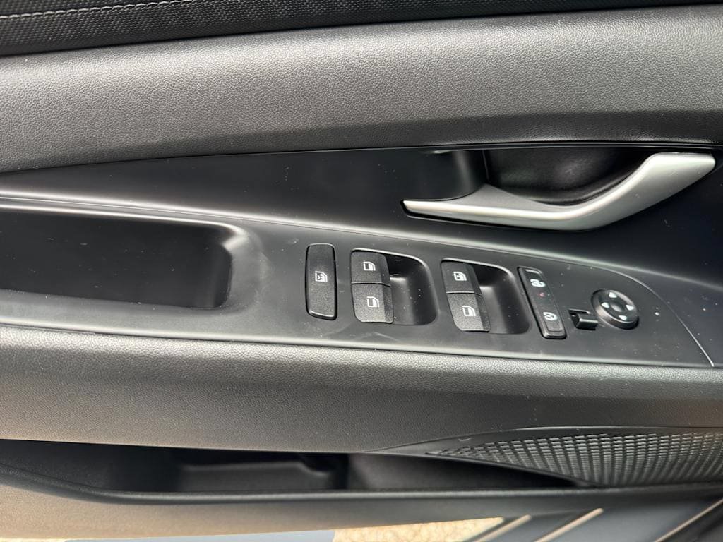Used 2025 Hyundai Elantra SE FWD image 25