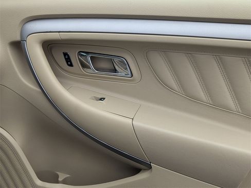 Used 2018 Ford Taurus SEL image 27