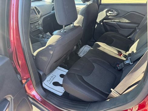 Used 2019 Jeep Cherokee Latitude w/ Cold Weather Group image 9