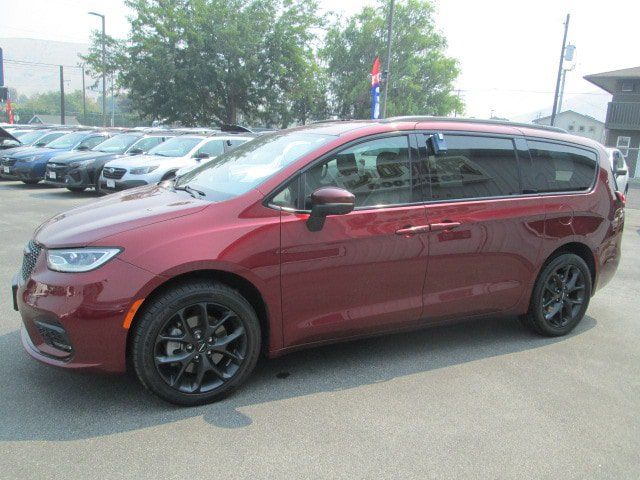 Used 2023 Chrysler Pacifica Touring-L w/ S Appearance Package AWD/4WD image 3