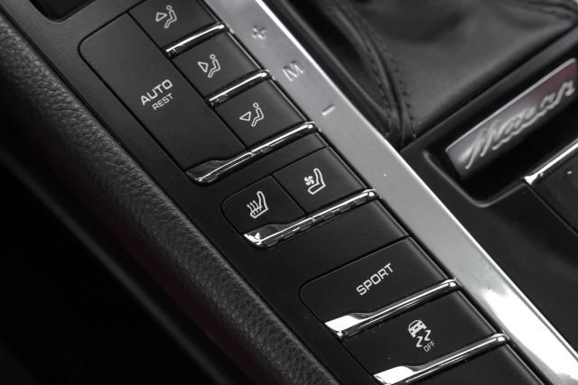 Used 2018 Porsche Macan Sport Edition AWD/4WD image 29