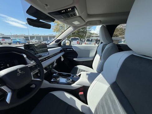 New 2026 Mitsubishi Outlander SE FWD image 9