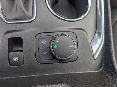 Used 2023 Chevrolet Traverse LT FWD image 21