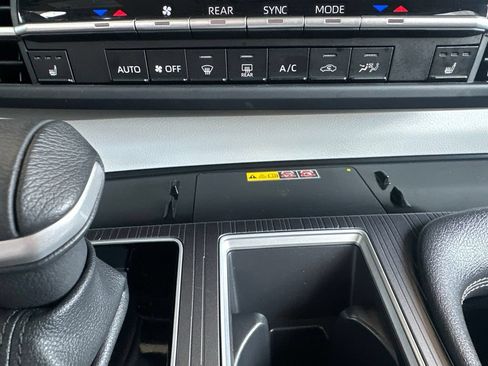 Certified 2025 Toyota Sienna XLE FWD image 35