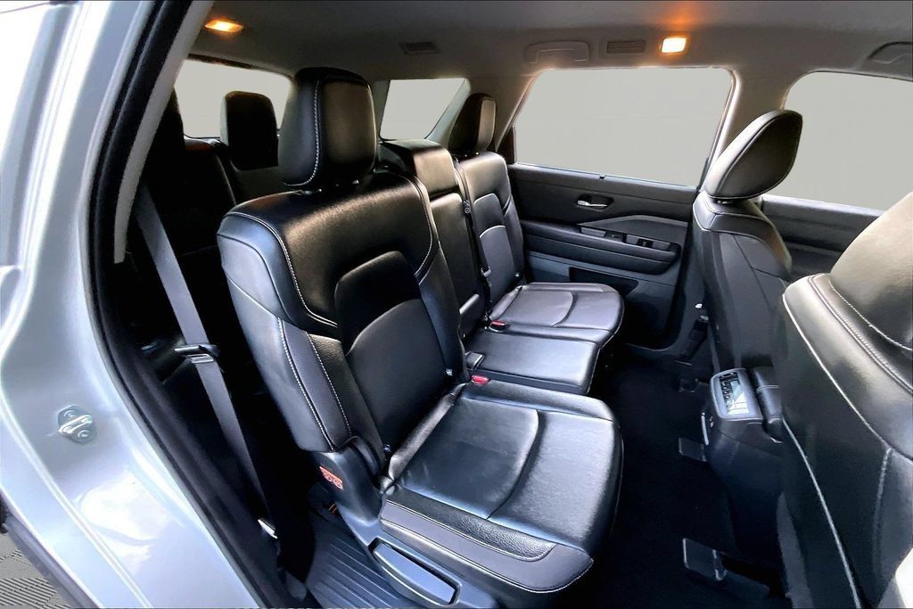 Used 2023 Nissan Pathfinder SL w/ Black Appearance Package AWD/4WD image 20