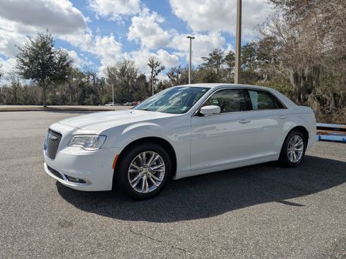 Certified 2021 Chrysler 300 Touring L image 7