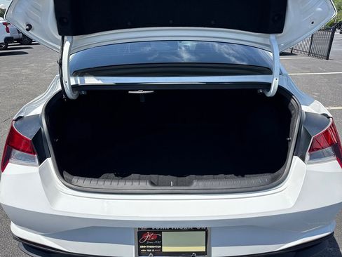 Used 2023 Hyundai Elantra SEL w/ Preferred Accessory Package FWD image 19