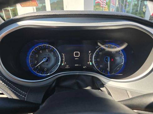 Used 2025 Chrysler Pacifica Limited FWD image 21