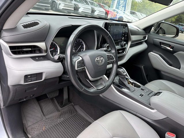 Used 2022 Toyota Highlander XLE FWD image 12
