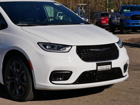New 2026 Chrysler Pacifica Select AWD/4WD image 3