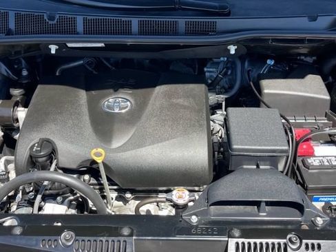 Used 2018 Toyota Sienna SE Premium w/ Carpet Mat Package FWD image 7