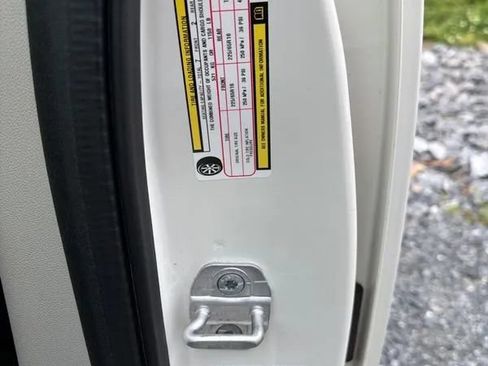 Used 2009 Dodge Grand Caravan SXT w/ Entertainment Group 2 FWD image 4