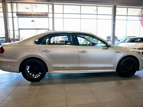 Used 2019 Volkswagen Passat 2.0T SE R-Line FWD image 4