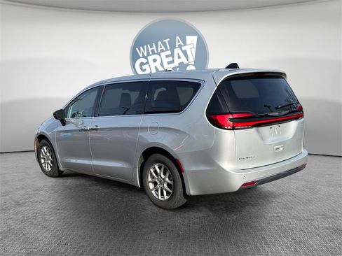 Certified 2024 Chrysler Pacifica Touring-L image 7