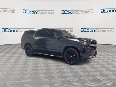 Used 2022 Chevrolet Suburban LT w/ LT Signature Plus Package AWD/4WD image 2