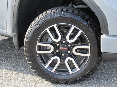 Used 2024 GMC Sierra 1500 AT4 w/ Technology Package image 8