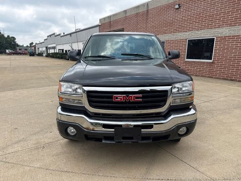 Used 2005 GMC Sierra 2500 SLE w/ Snow Plow Prep Package AWD/4WD image 2