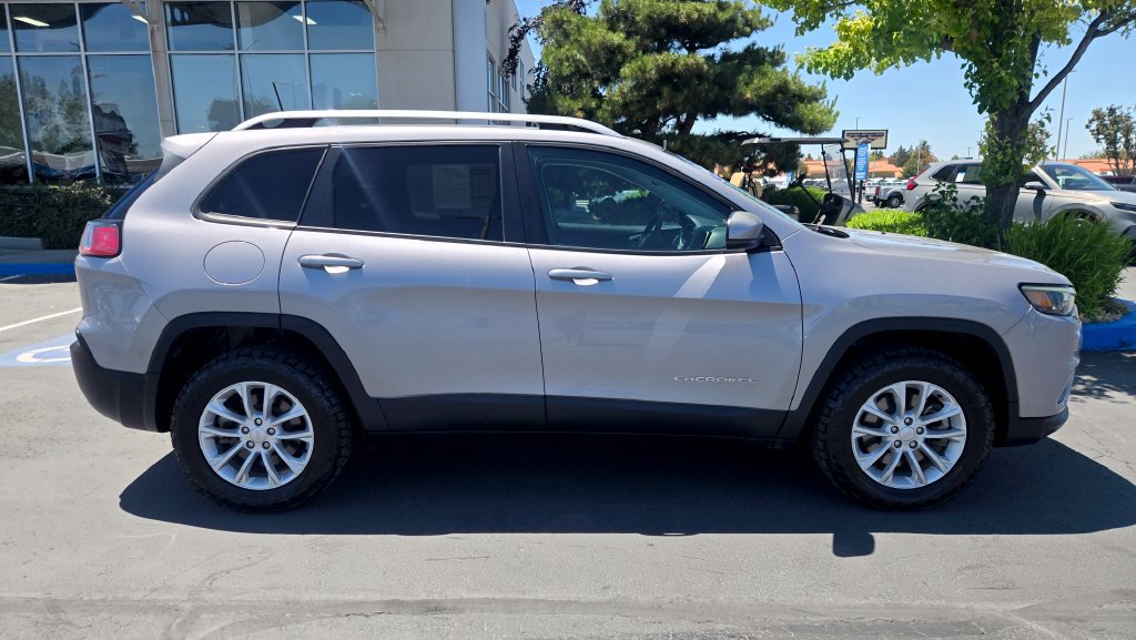 Used 2021 Jeep Cherokee Latitude AWD/4WD image 2