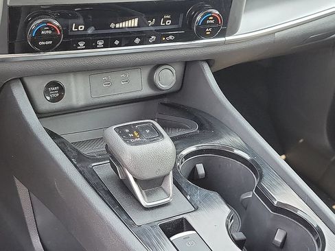 Used 2025 Nissan Rogue SV FWD image 17