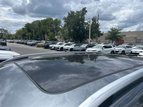 Used 2023 Volkswagen Taos SE FWD image 12