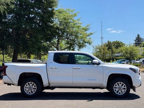 Certified 2025 Toyota Tacoma SR5 AWD/4WD image 6