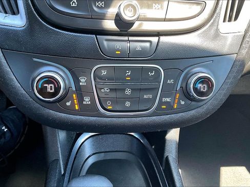 Used 2023 Chevrolet Malibu LT FWD image 32