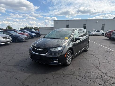 Used 2023 Chrysler Pacifica Limited FWD image 2