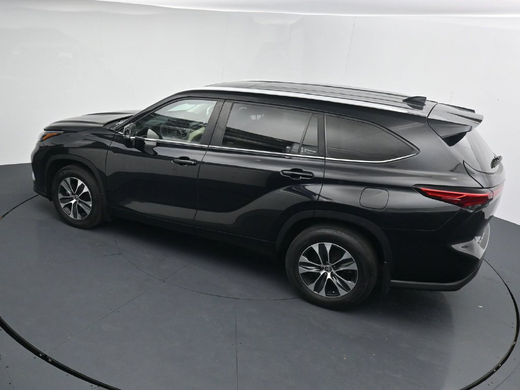 Used 2023 Toyota Highlander XLE AWD/4WD image 13