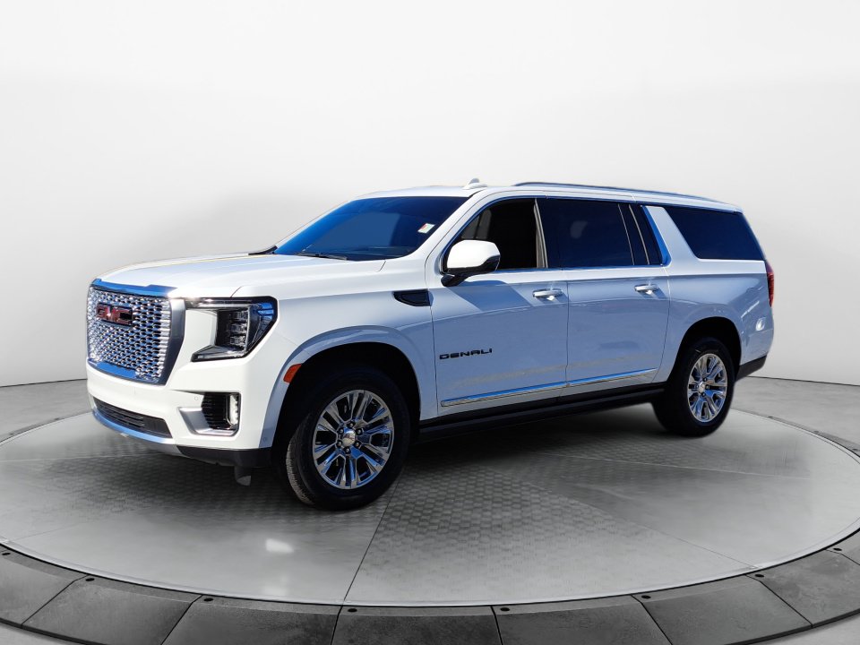 Used 2023 GMC Yukon XL Denali w/ Advanced Technology Package AWD/4WD image 3