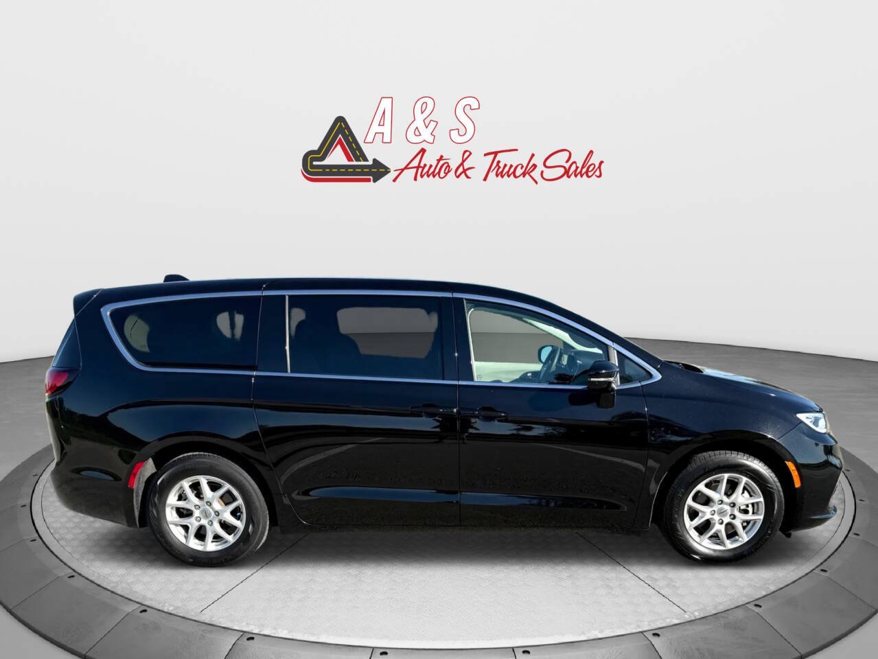 Used 2024 Chrysler Pacifica Touring-L FWD image 5