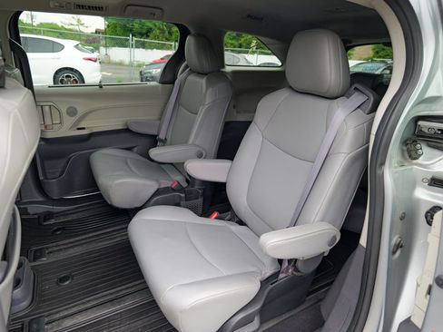Used 2023 Toyota Sienna XLE FWD image 27