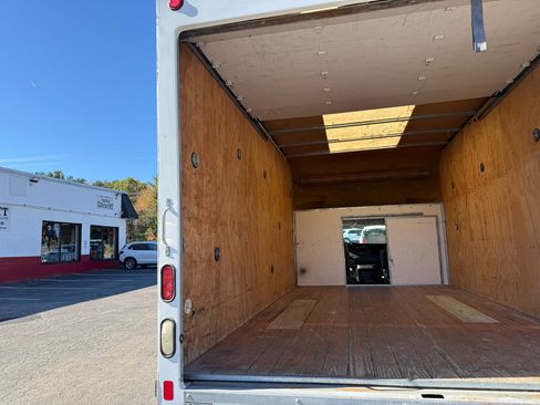 Used 2016 GMC Savana 3500 image 22