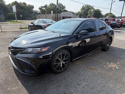 Used 2021 Toyota Camry SE FWD image 1