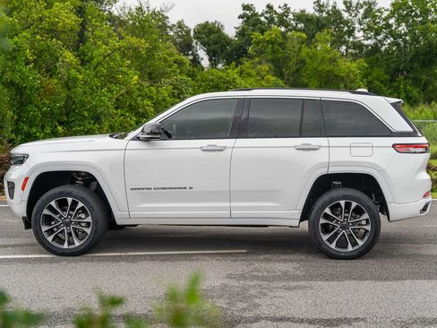 Used 2022 Jeep Grand Cherokee Overland w/ Luxury Tech Group IV AWD/4WD image 5