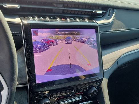 Used 2023 Jeep Grand Cherokee Limited image 28