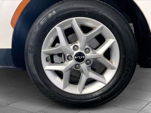 Used 2025 Kia Soul LX image 9